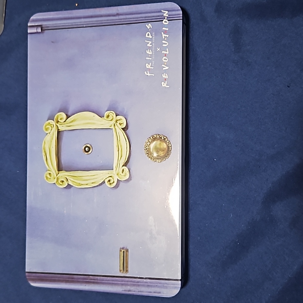 Friends x Revolution eyeshadow palette